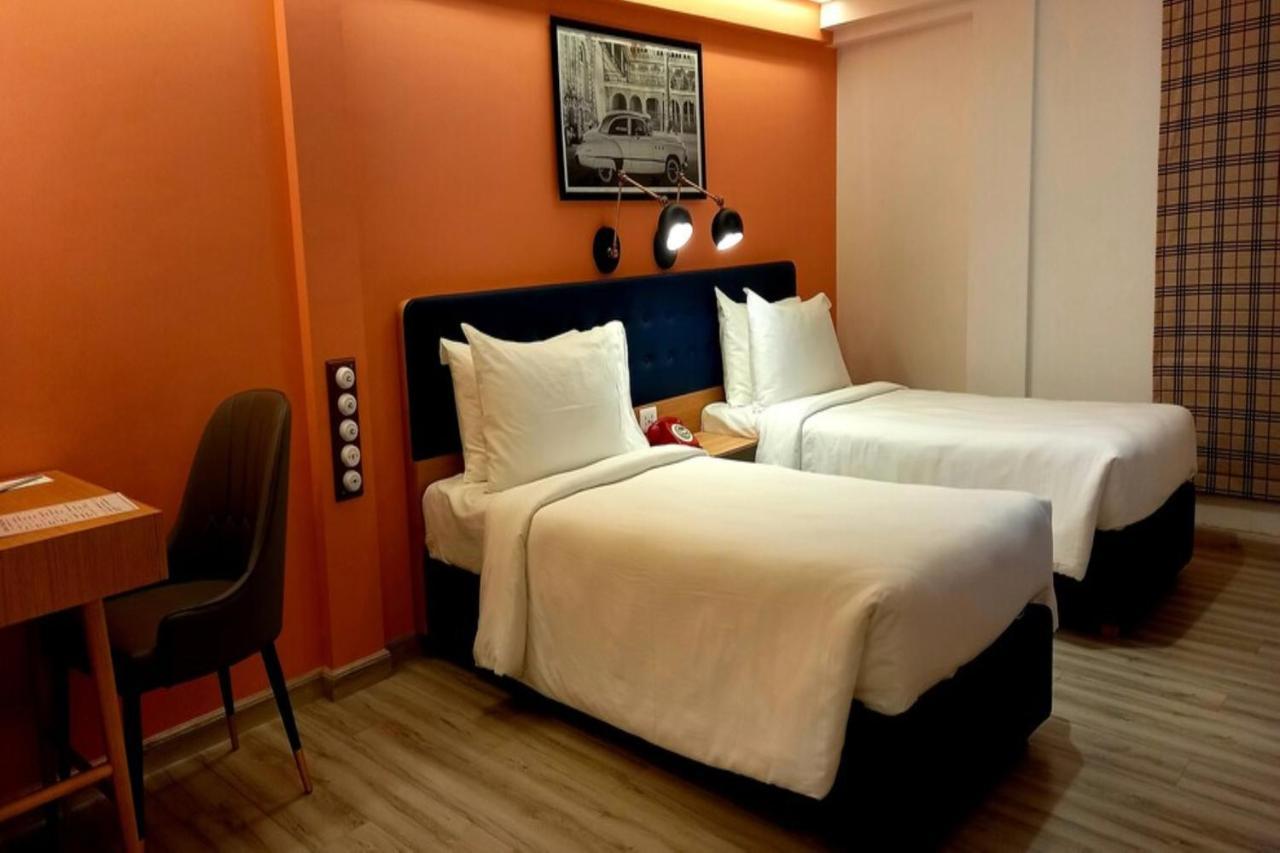 T24 Retro Hotel Мумбай Екстериор снимка
