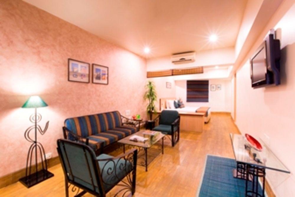 T24 Retro Hotel Мумбай Екстериор снимка