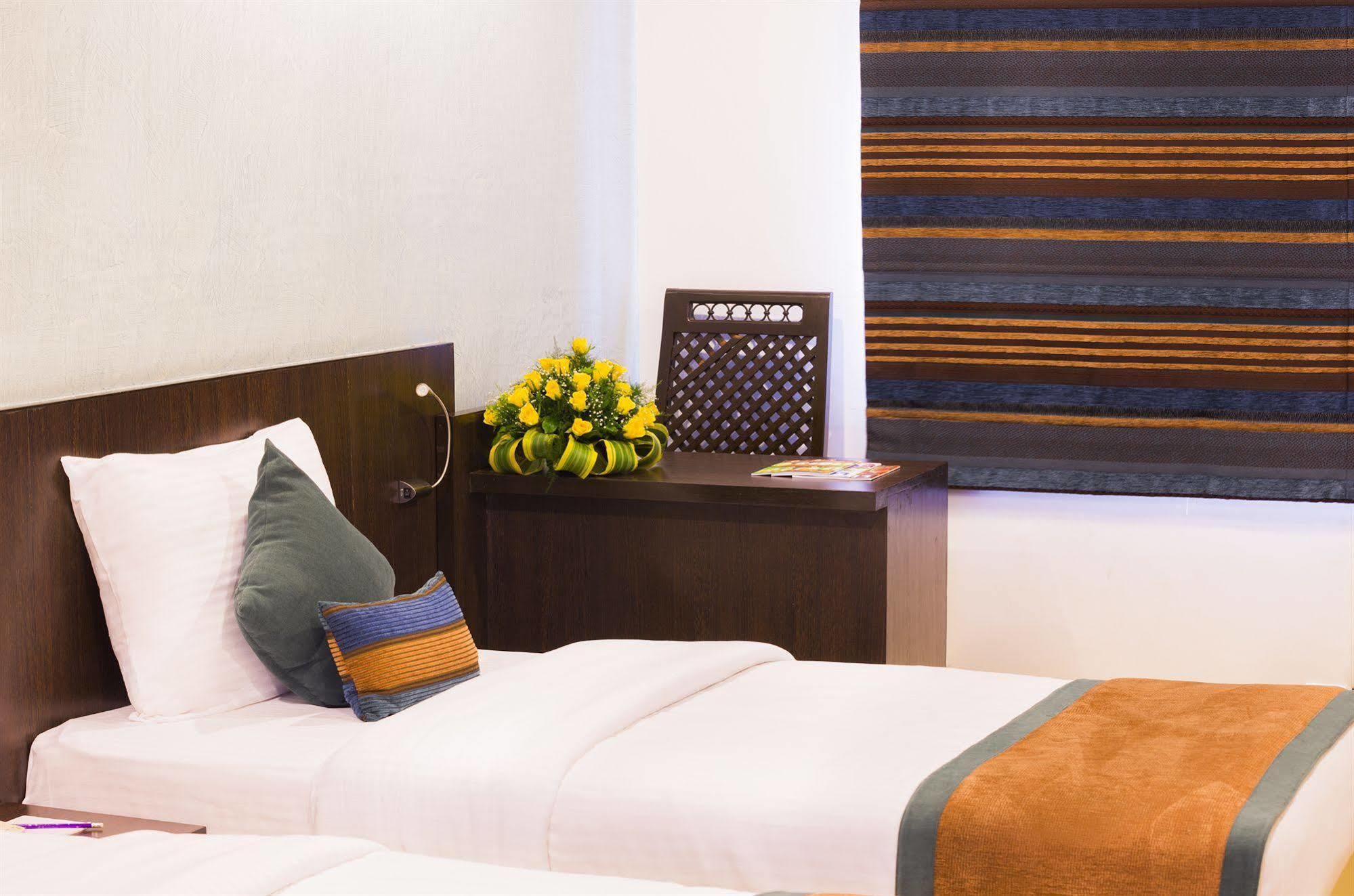 T24 Retro Hotel Мумбай Екстериор снимка